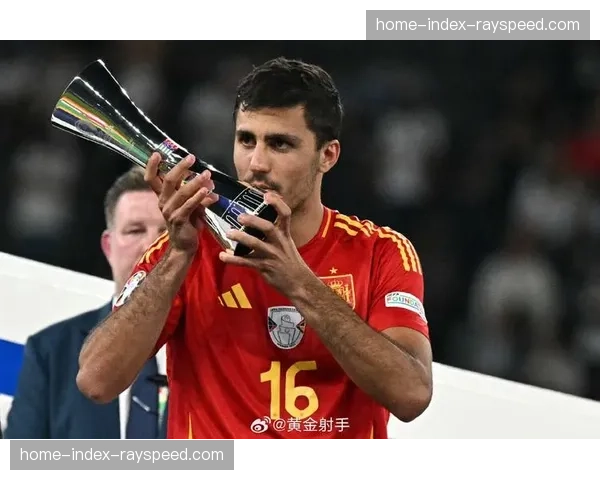 转播镜头:看台上出现前来考察球员的西班牙国家队主帅德拉富恩特 转播镜头:看台上出现前来考察球员的西班牙国家队主帅德拉富恩特